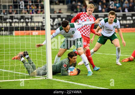 Goalwart Yann SOMMER (MG) sécurise le ballon après un but chance de MZ, action, parade, vr Matthias GINTER (MG), Jonathan BURKARDT (MZ), Ramy BENSEBAINI (MG), goalwart Yann SOMMER (MG) football 1st Bundesliga, 28 .day, Borussia Monchengbach (MG), SV FZ 05 Fmadbach (SV) FZ 1 1, le 3rd avril 2022 à Borussia Monchengladbach/Allemagne. #DFL les règlements interdisent toute utilisation de photographies comme séquences d'images et/ou quasi-vidéo # Â Banque D'Images