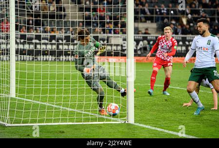 Défilé par goalwart Yann SOMMER (MG) après un but chance par MZ, action, soccer 1st Bundesliga, 28th jour de match, Borussia Monchengladbach (MG) - FSV FSV Mainz 05 (MZ) 1: 1, le 3rd avril 2022 à Borussia Monchengladbach/Allemagne. #DFL les règlements interdisent toute utilisation de photographies comme séquences d'images et/ou quasi-vidéo # Â Banque D'Images