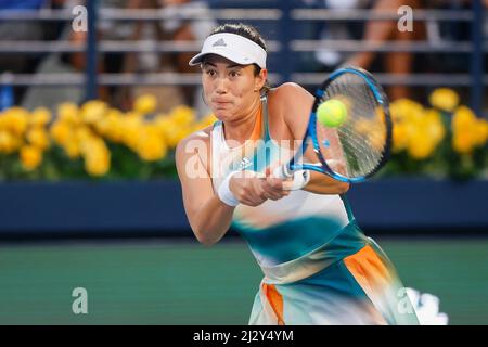 Le joueur de tennis espagnol Garbine Muguruza joue un coup de dos lors des championnats de tennis de Dubaï 2022, Dubaï, Émirats arabes Unis. Banque D'Images