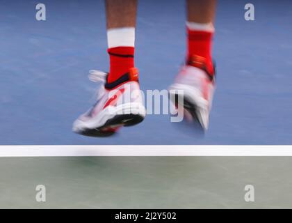 Gros plan des pieds pendant le match de service aux championnats de tennis de Dubaï 2022, Dubaï, Émirats arabes Unis. Banque D'Images