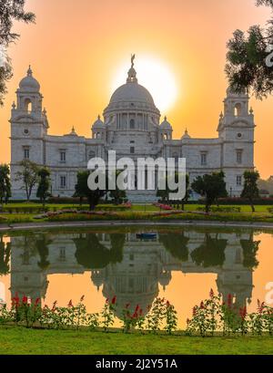 Vue sur le paysage du Victoria Memorial , un grand bâtiment en marbre dans le centre de Kolkata. La mise au point sélective est utilisée. Banque D'Images