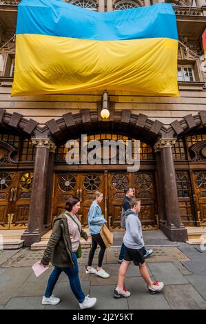 Londres, Royaume-Uni. 4th avril 2022. Le théâtre du London Coliseum de St Martin Lane, Westminster, montre son soutien à l'Ukraine en drageant un énorme drapeau bleu et jaune sur sa façade. Tous espèrent que Poutine arrête la guerre et l'invasion de l'Ukraine. Crédit : Guy Bell/Alay Live News Banque D'Images