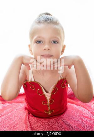 portrait d'une petite ballerine dans une robe rose et tutu regardant l'appareil photo, copier l'espace. Jeune fille souriante rêvant de devenir un ballet professionnel da Banque D'Images