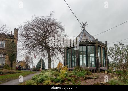 Le centre du village de Burley-in-Wharfedale est doté d'un ancien bâtiment en pierre du Yorkshire, le Grange, et d'un bâtiment classé, le Round House. West Yorkshire, Royaume-Uni. Yor Ouest Banque D'Images