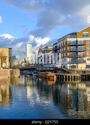 Limehouse, Londres, Royaume-Uni: Vue sur le bassin de Limehouse, une marina dans la région des docklands de l'est de Londres. De grands bâtiments de Canary Wharf derrière. Banque D'Images