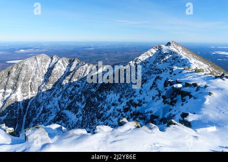 Sommet du Mont Katahdin, Knifes Edge en hiver, hiver, sentier des Appalaches du Nord, parc national Baxter, la plus haute montagne du Maine. Banque D'Images