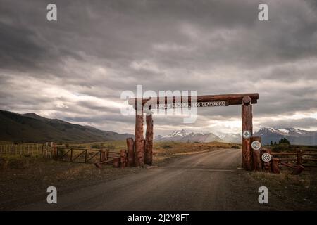 Porte d'entrée en bois du parc national Los Glaciares, Lago Argentino, province de Santa Cruz, Patagonie, Argentine, Amérique du Sud, site classé au patrimoine mondial de l'UNESCO Banque D'Images