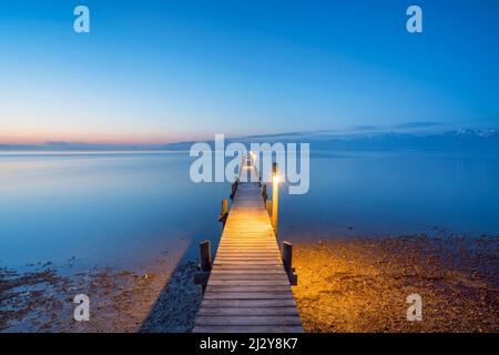 Jetée au lac Chiemsee près de Seebruck, Chiemgau, haute-Bavière, Bavière, Allemagne Banque D'Images