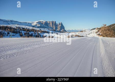 Pistes de ski sur le plateau près de Seiser Alm et Ortisei à Gröden aka Val Gardena, province autonome de Bolzano - Tyrol du Sud, Italie Banque D'Images