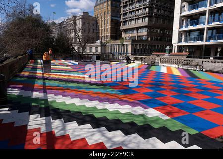 The Artists Garden installation d'art multicolore par l'artiste londonien Lakwena MacIver sur le toit au-dessus de la station de métro Temple le 17th mars 2022 à Londres, Royaume-Uni. Banque D'Images