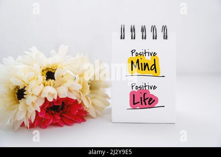 Cahier avec citation inspirante et décoration à fleurs. Esprit positif vie positive Banque D'Images