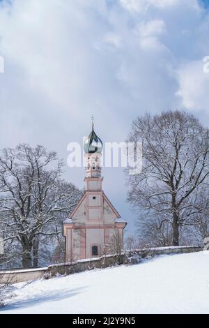 La petite église de Saint-Georg dans les Murnauer Moos en hiver, Murnau, Bavière, Allemagne Banque D'Images