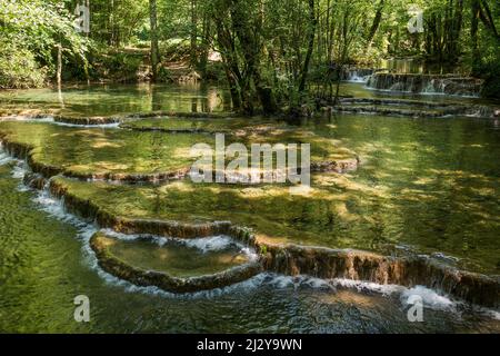 Terrasses de travertin, Cascade des Tufs, Arbois, Jura, Bourgogne-Franche-Comté, Région du Jura, France Banque D'Images