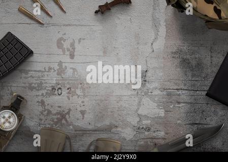 Équipement militaire sur une surface rugueuse avec un espace de copie au milieu. Vue de dessus de l'armée, composition de la pose plate Banque D'Images