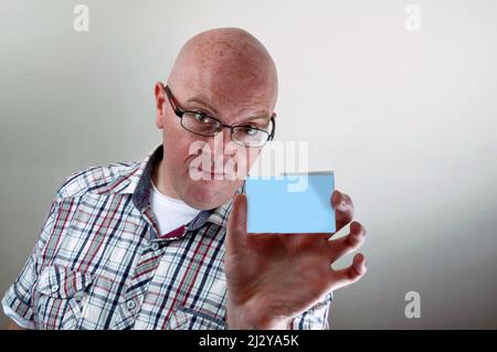 Homme avec bon d'échange Banque D'Images