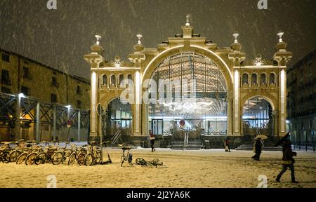 Nuit enneigée, un marché avec un porte-vélos avec beaucoup de vélos complètement couverts de neige Banque D'Images