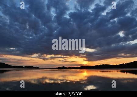 Une soirée enchanteresse au Darksee à Bad Malente-Gremsmühlen dans le nord de l'Allemagne. Le coucher du soleil était vraiment spectaculaire. Banque D'Images