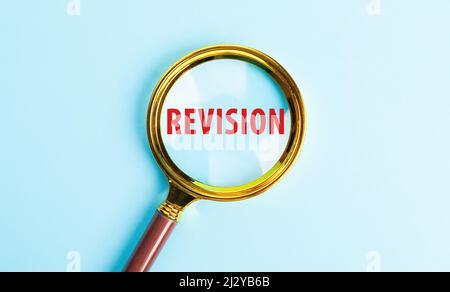 Loupe avec le mot RÉVISION. Révision du texte écrit par mot. Concept d'affaires pour l'action de réviser sur quelqu'un comme l'audit ou la comptabilité Banque D'Images
