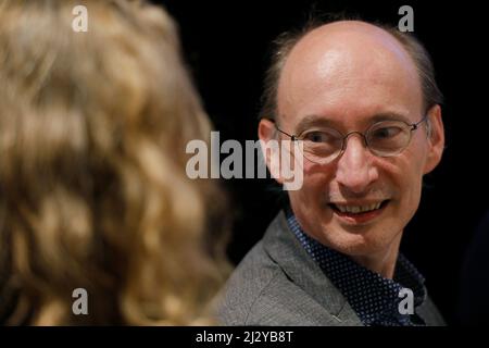 2022-04-04 18:40:28 LA HAYE - Climate chercheur Detlef van Vuuren explique le rapport de l'agence de climat de l'ONU IPCC sur la lutte contre le changement climatique. Le rapport comprend des mesures visant à limiter le réchauffement climatique. ANP bas CZERWINSKIA pays-bas OUT - belgique OUT Banque D'Images