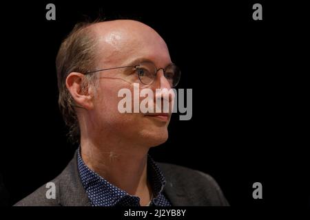 2022-04-04 18:37:08 LA HAYE - Climate chercheur Detlef van Vuuren explique le rapport de l'agence de climat de l'ONU IPCC sur la lutte contre le changement climatique. Le rapport comprend des mesures visant à limiter le réchauffement climatique. ANP bas CZERWINSKIA pays-bas OUT - belgique OUT Banque D'Images