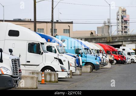 Rangée de tracteurs routiers dans le centre-ville de Seattle en attente de travaux de transport Banque D'Images