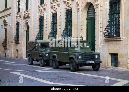 Maltais Military Land River Defenders à l'extérieur de l'Auberge de Castille, Valletta, Malte, 9 décembre 2019. Banque D'Images