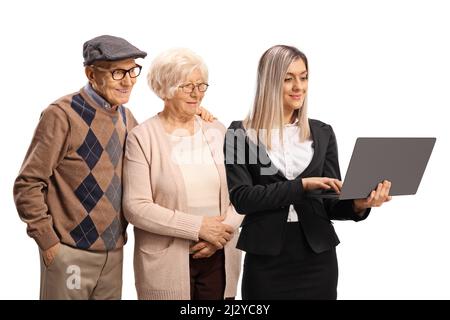 Femme d'affaires montrant un ordinateur portable à un homme âgé et une femme isolée sur fond blanc Banque D'Images