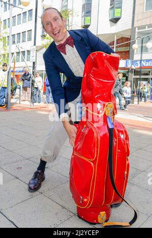 Belfast, Irlande du Nord. 3rd mai 2008. Un artiste de rue se produit devant le centre commercial Castle court. Banque D'Images