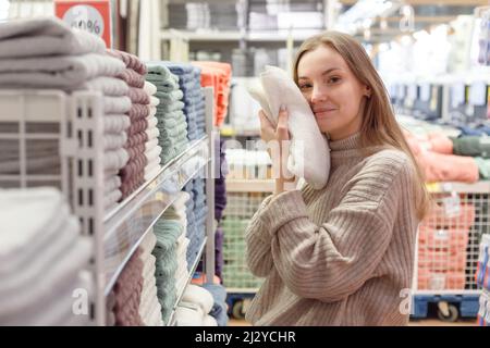 Une jeune cliente caucasienne achète des serviettes de coton au magasin Homegoods. Banque D'Images