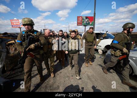 Le président ukrainien Volodymyr Zelenskyy a visité la ville de Bucha, dans la région de Kiev, où des massacres de civils ont eu lieu pendant l'occupation par les troupes russes. Zelenskyy a visité le centre d'aide humanitaire et a parlé aux résidents locaux, le 04 avril 2022. Le maire de Bucha, Anatoliy Fedoruk, a parlé au Président de la situation humanitaire dans la ville, de l'état d'avancement de la recherche des cadavres, de l'évaluation des dommages causés par les occupants à des biens privés et communautaires et du rythme de reconstruction de la ville. Volodymyr Zelenskyy a décerné à Anatoliy Fedoruk le prix de Th Banque D'Images