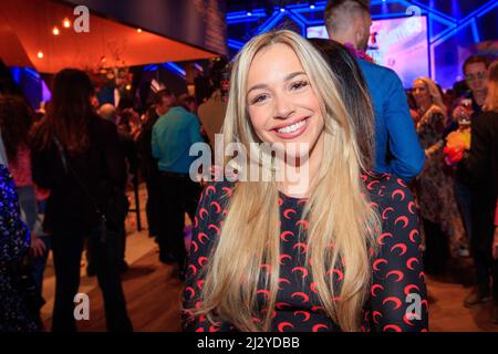 2022-04-04 18:00:03 AMSTERDAM - Emma Heesters pendant le moment de presse des Toppers dans le Johan Cruijff Arena. Rene Froger, Gerard Joling, Jeroen van der Boom et Jan Smit ont donné le feu vert pour la vente de billets pour leurs concerts. ANP LEVIN DEN BOER pays-bas - belgique sortie Banque D'Images