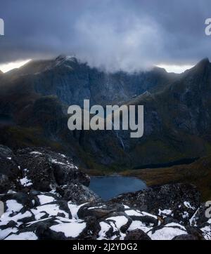 Pluie et orages de nuages dans les montagnes de la norvège avant l'orage. Paysage spectaculaire des lacs, des sommets et du ciel dans les îles Lofoten Norvège trek sur le Mont Banque D'Images