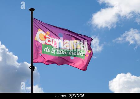 Landerneau, France - avril 03 2022 : drapeau de la Carnaval de la Lune Etoiles. Banque D'Images