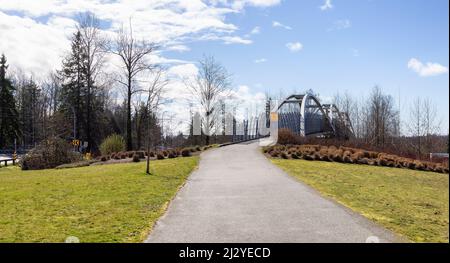 Pont piétonnier traversant la Trans Canada Highway dans les banlieues modernes de la ville Banque D'Images