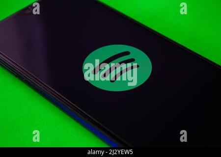 Logo de l'application Spotify sur l'écran du smartphone. Afyonkarahisar, Turquie - 4 avril 2022. Banque D'Images