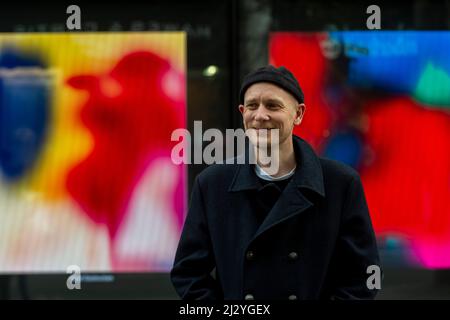 Londres, Royaume-Uni. 4 avril 2022. Jonas Lund pose avec son MVP (la peinture la plus précieuse), une nouvelle commission spécifique au site exposée au W1 curates sur Oxford Street. 512 tableaux numériques sont en vue sur 36 écrans. La série sera mise en vente sous forme de NFTS (jetons non fongibles) sur le marché Aorist à partir d'avril 11 et se termine par une présentation finale à Venise, avec les jours de prévisualisation de la Biennale de Venise 59th (du 20 au 22 avril 2022). Credit: Stephen Chung / Alamy Live News Banque D'Images