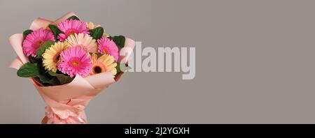 Bouquet frais de fleurs gerbera colorées isolées sur fond gris Banque D'Images