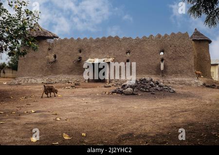 Samatiguila, Côte d'Ivoire, Côte d'Ivoire. La plus ancienne mosquée de Côte d'Ivoire, en style Malinke, vu du côté du sud. Banque D'Images