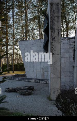 Varazdin, Croatie - 25 mars 2022 : cet ossuaire du cimetière de Varazdin est le lieu de sépulture des victimes de la Seconde Guerre mondiale Mémorial. Jour de printemps ensoleillé. Sél Banque D'Images