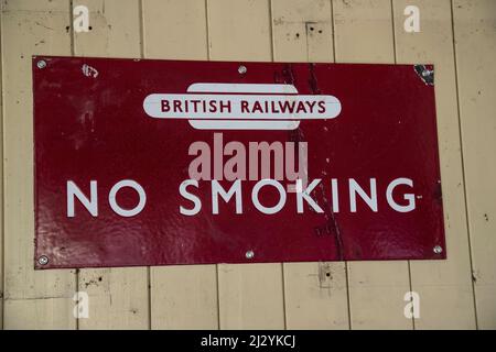 Panneau « No Smoking » des chemins de fer britanniques traditionnels et historiques sur le Keighley & Worth Valley Railway à la gare de Keighley Banque D'Images