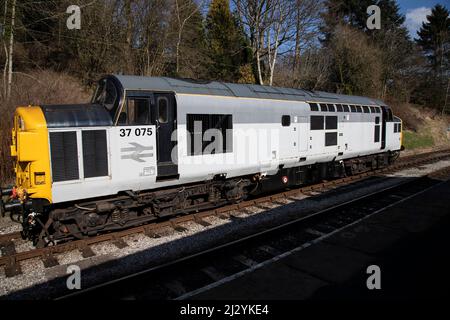 Vue de profil de British Railways Type 3, classe 37 Co-Co Diesel Electric D6775 / 37075 à la gare d'Oxenhope sur le Keighley & Worth Valley Railway Banque D'Images