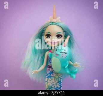 Tambov, Fédération de Russie - 15 février 2022 Mattel Enchantimals Doll Naddie Narwhal avec son animal de compagnie épée sur fond violet. Banque D'Images