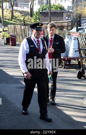 Stationmaster et responsable ferroviaire à la gare IngROW West sur le chemin de fer Keighley & Worth Valley dans le West Yorkshire Banque D'Images