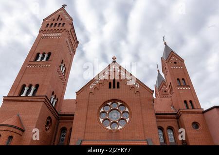 L'église des Saints Simon et Helena, connue sous le nom d'église rouge, a poli l'église catholique romaine sur la place de l'indépendance à Minsk, en Biélorussie. Banque D'Images