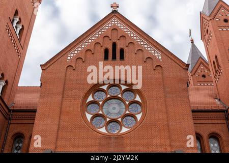 L'église des Saints Simon et Helena, connue sous le nom d'église rouge, a poli l'église catholique romaine sur la place de l'indépendance à Minsk, en Biélorussie. Banque D'Images