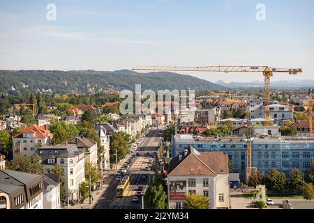 Paysage urbain de Dresde Striesen par une journée ensoleillée. Vue sur la Suisse saxonne depuis une tour d'observation. La rue est animée et il y a une grande grue. Banque D'Images