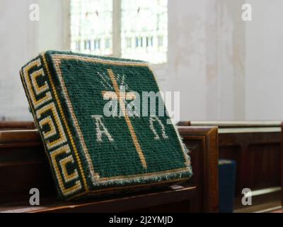 Église agenouillée sur un pew en bois, pour la prière chrétienne. Banque D'Images