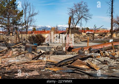 Louisville, Colorado - les vestiges après le Marshall Fire, le feu de forêt le plus destructeur du Colorado, qui a détruit 1 000 maisons en décembre 2021. Le fi Banque D'Images
