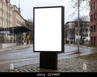 Affichage vide du panneau d'affichage à côté d'une rue. Écran de publicité comme modèle à des fins de marketing. Espace de copie pour tester les conceptions publicitaires en public. Banque D'Images