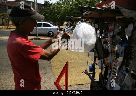 Vénézuélien Luis Quintero marche dans les rues avec son vélo modifié chargé de matériel, à vendre ce lundi 04 avril 2022 dans la ville de San Francisco, Venezuela. Un adulte âgé comme beaucoup dans le pays qui sort dans la rue chaque jour pour gagner sa vie, parce que le montant de 126 bolivars, qui est équivalent à un peu plus de 28 dollars, comme un paiement de pension. Que le gouvernement bolivarien les annule et qu'il ne couvre pas les besoins fondamentaux de nourriture, de médicaments, de chaussures et de vêtements. La crise économique, les pénuries d'essence et la pandémie lui ont permis de générer des revenus Banque D'Images